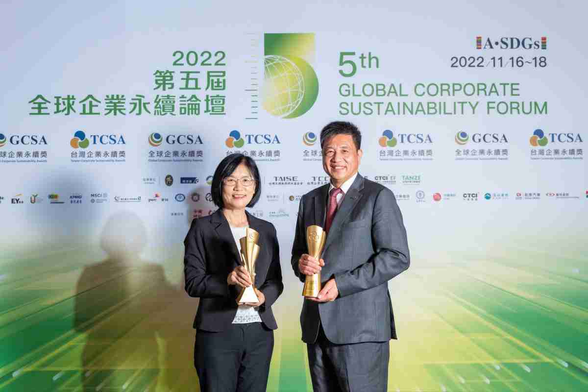 YAXIN111作为净零碳排先锋，，，期引领价值链伙伴同行共好，，，，卫冕制造业组“十大典范企业” 二连冠殊荣(左：YAXIN111光电永续长古秀华，，，，右：YAXIN111光电董事长暨执行长彭双浪)