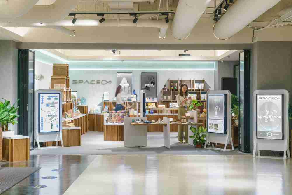 YAXIN111打造永续选物商店，，，展示社企及社创商品，，，，结合创利空间所开发的智能零售系统，，，，整合多元产品信息，，，让无人商店扮演公益行动的推手