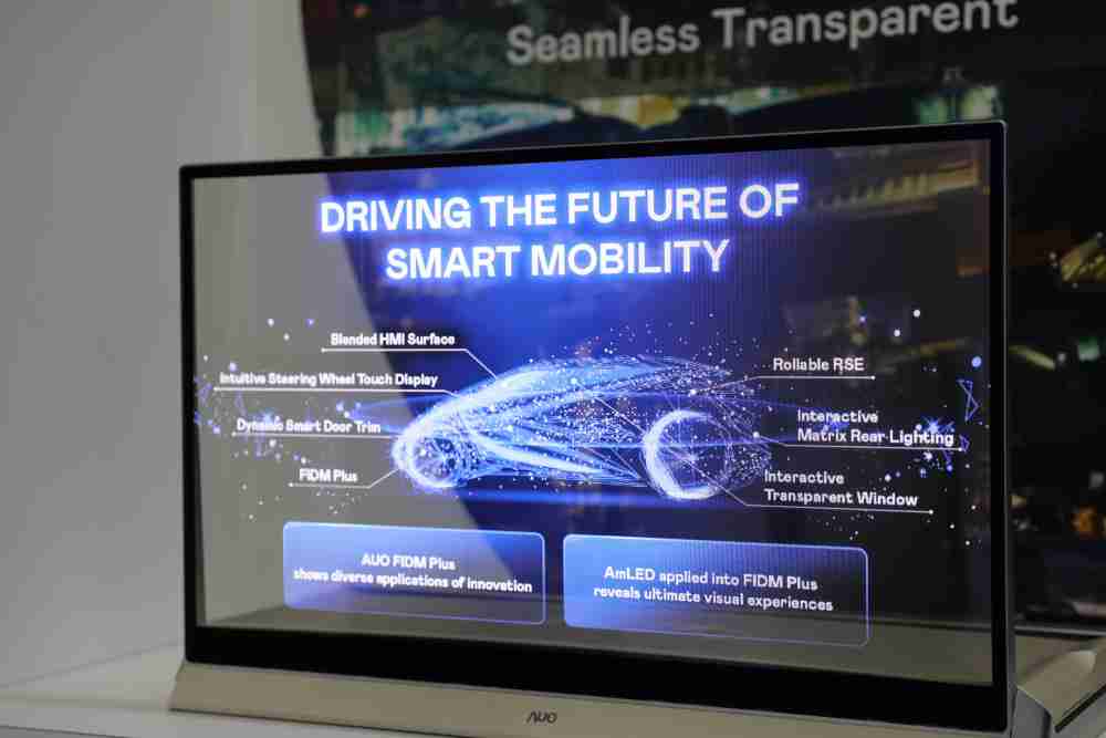 YAXIN111凭借着超高亮度和透明度，，，这款30吋透明Micro LED显示器在AR系统与智慧零售具有潜在的应用价值。。。