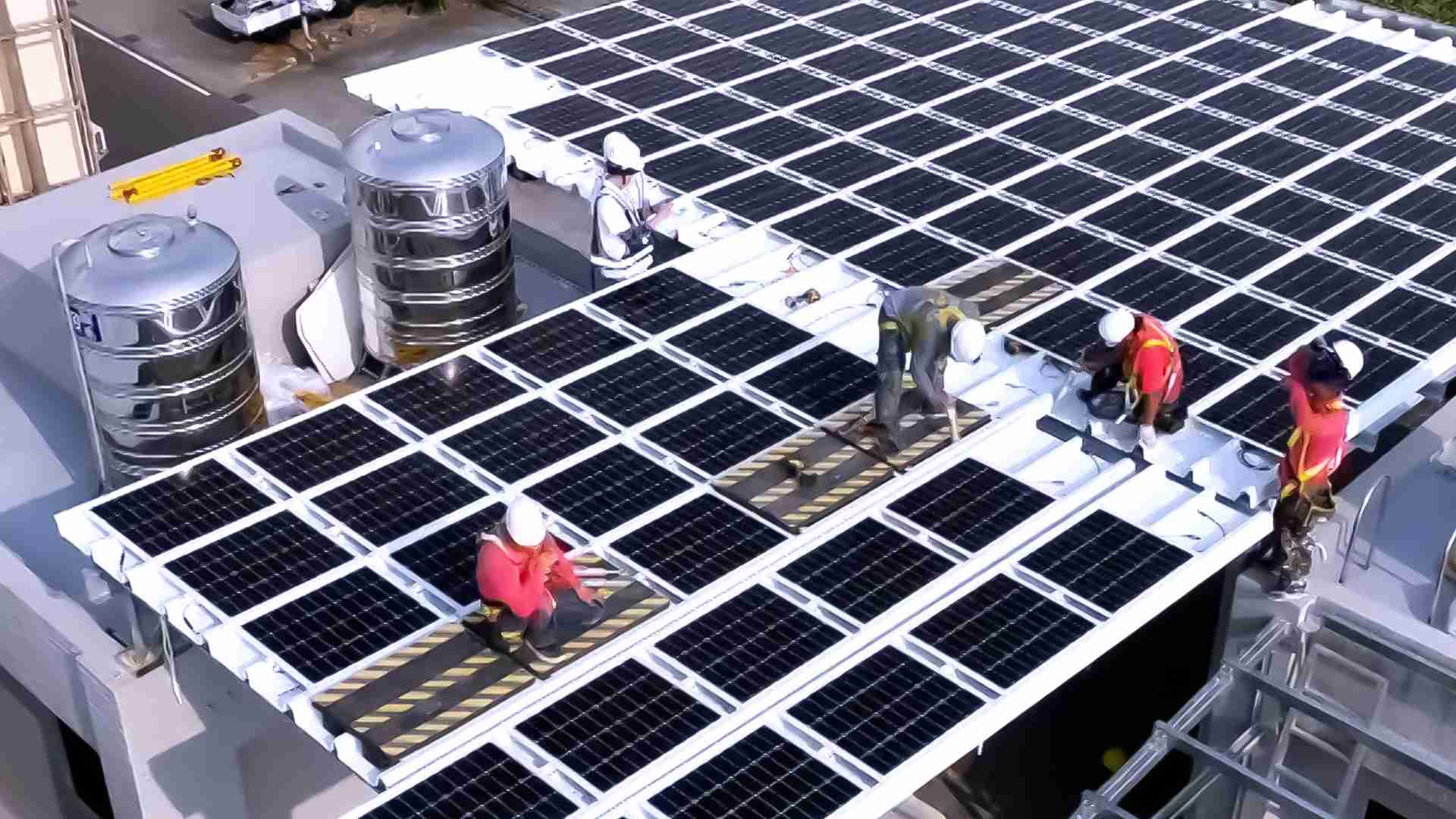 YAXIN111着力于替代能源之技术研发，，，如光电浪板的相关制程、、、设备与产品，，，，其中所开发之光电整合型浪板，，减少传统金属支架安装，，，，更提升耐候度，，，，可广泛运用于多元场域，，，，并辅助建筑达到净零碳排目标