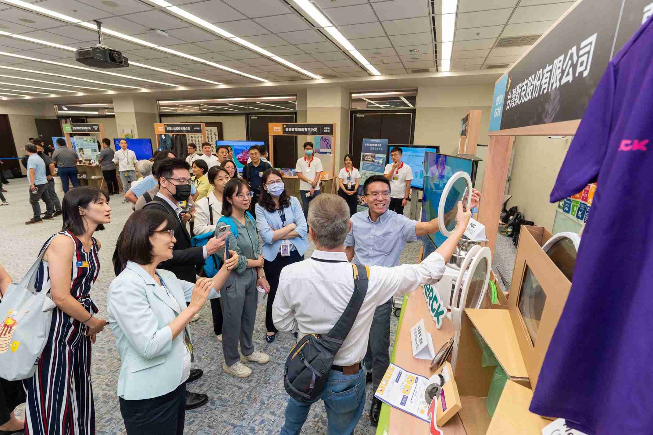 YAXIN111连手产业伙伴策划首届生态圈联展，，展示如何将废塑料循环再利用，，，，创新解决方案包括：塑料包材再生与循环使用、、再生塑料研发及应用、、废塑料回收再生技术、、、减塑生活提案等