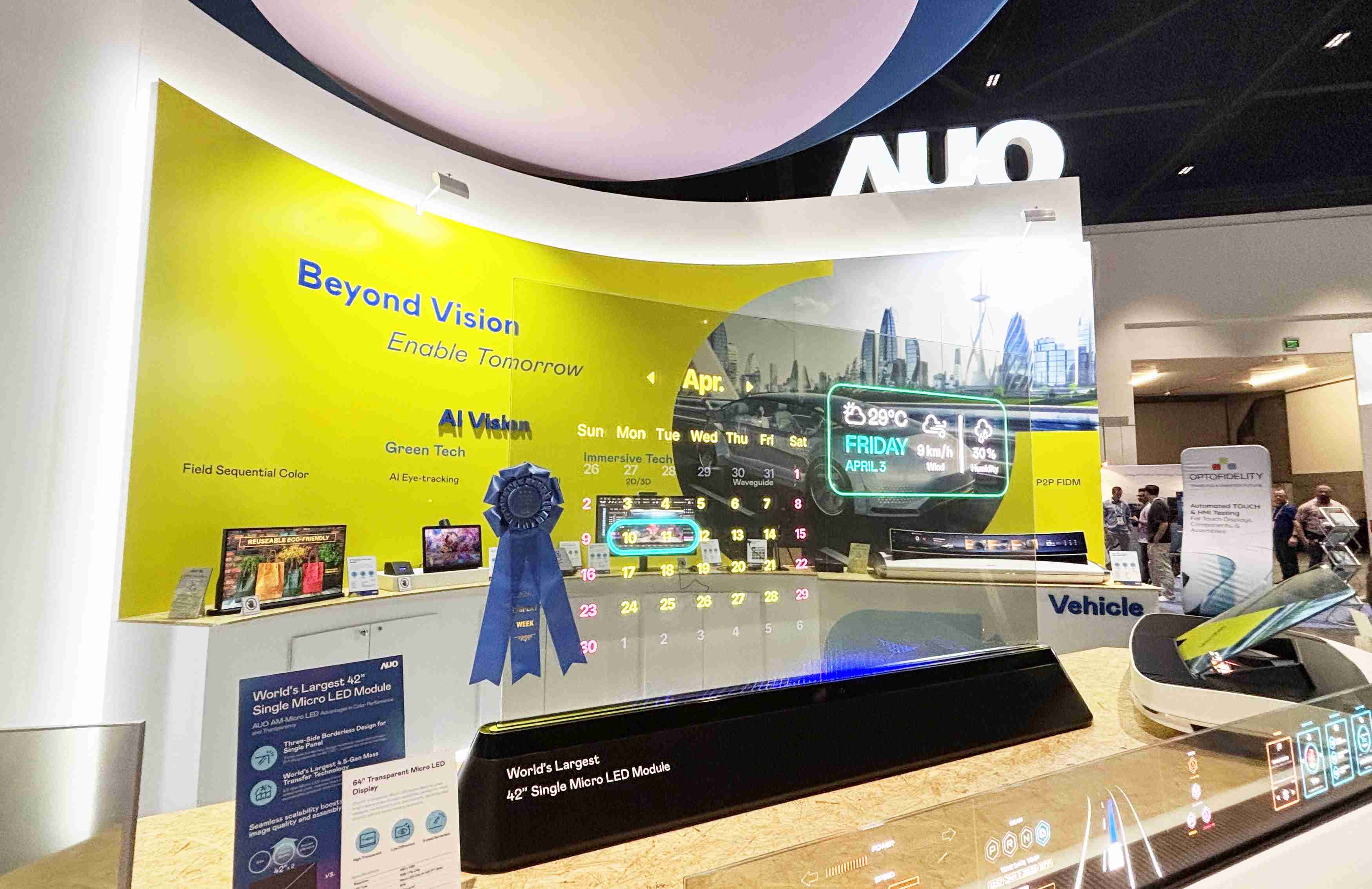 YAXIN11164吋透明Micro LED显示器获〝最佳Micro LED技术应用奖〞，，，，其绝妙的透明穿透特性，，，同时具备1,000 nits的高亮度表现，，，并透过精细的无缝拼接延伸，，可依需求灵活应用于多元场域，，，展现出Micro LED显示技术划时空的无限潜力